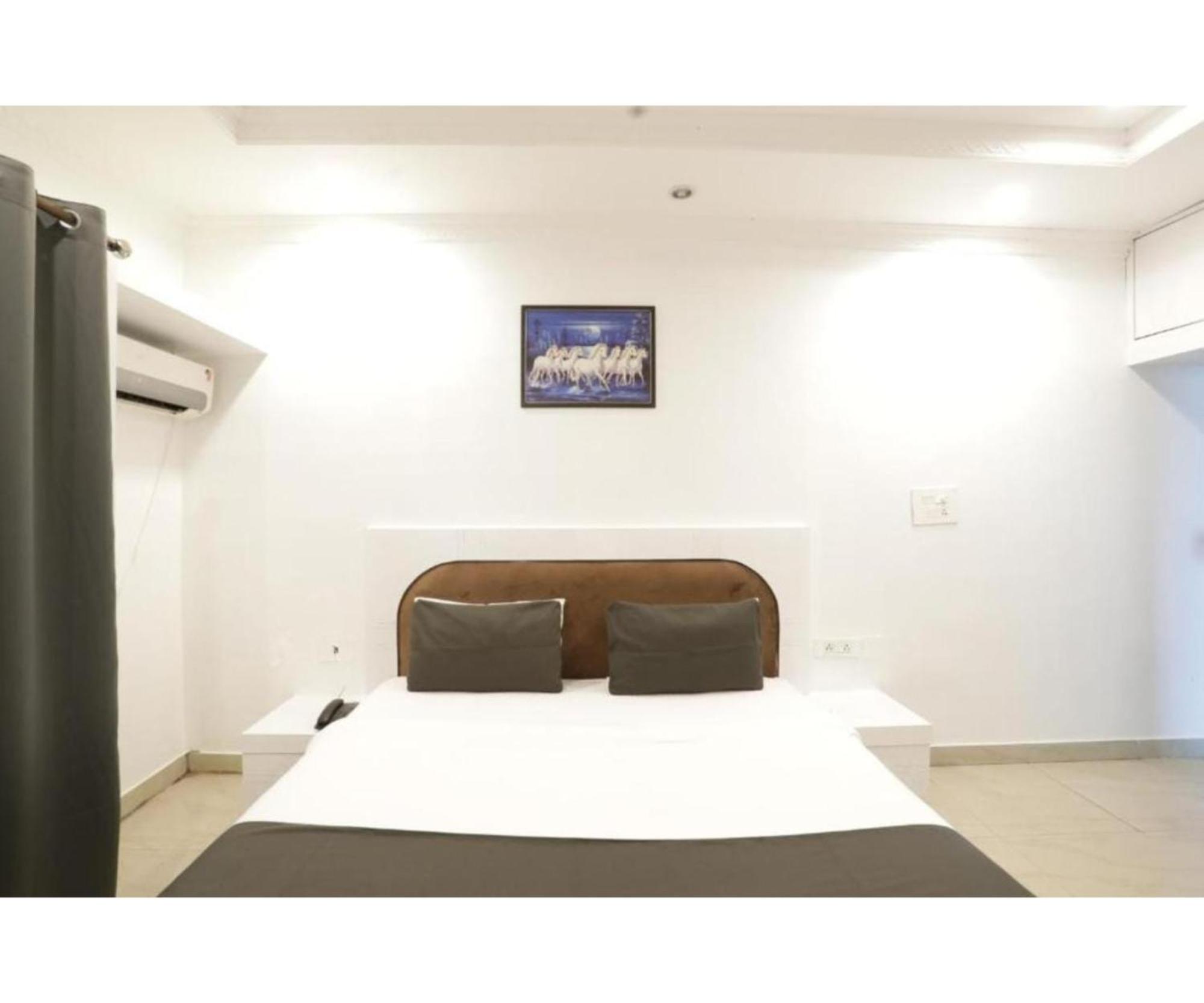 Day S Inn Luxury Stay Near Care Hospital In Budget Friendly Price Best Seller Μπουμπάνεσβαρ Εξωτερικό φωτογραφία